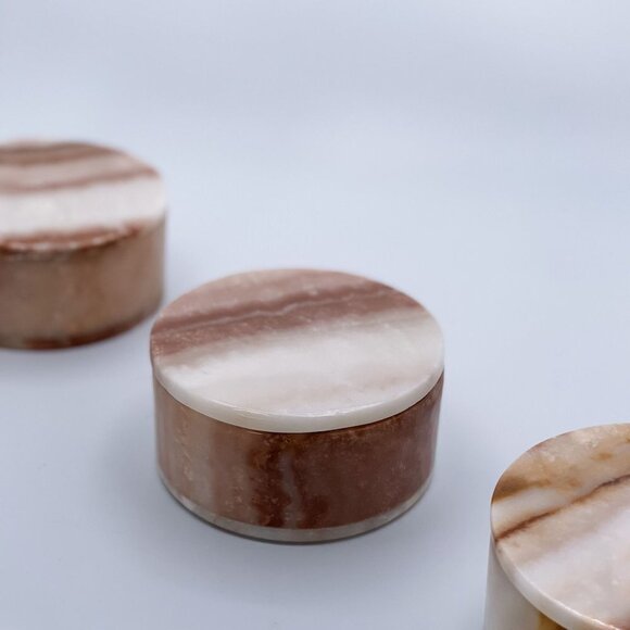 Onyx Round Box, Handcrafted with Natural Earth Tones and Natural Veining - Picture 6 of 10